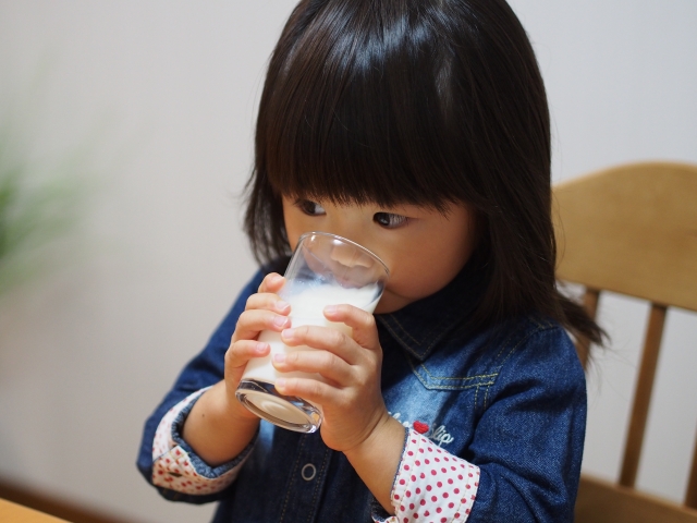 1 歳 牛乳 飲 ませ 方 コップ